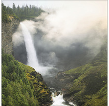Paysage avec cascade, rochers et brouillard
