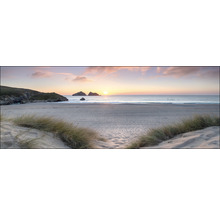 Panoramablick auf einen Strand mit Meer und Felsen im Hintergrund