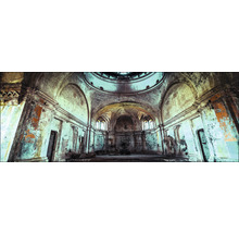 Intérieur d''un bâtiment abandonné avec coupole