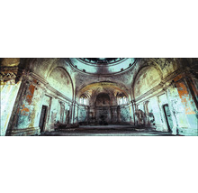 Intérieur d''un bâtiment abandonné et délabré avec des arches et un dôme
