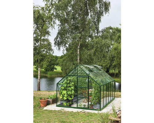 Gewächshaus Halls Universal 128 Blankglas 3 mm 257 x 384 cm grün Gewächshaus im Garten mit Pflanzen und Gartenteich