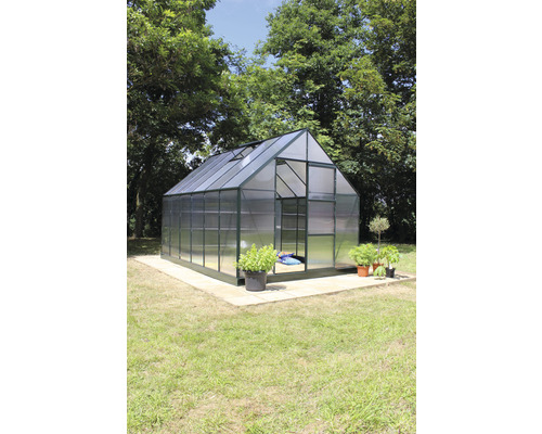 Gewächshaus Halls Universal 128 Polycarbonat 6 mm 257 x 384 cm grün Gewächshaus aus transparentem Kunststoff mit geöffneter Tür im Garten