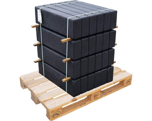 Pflanzsteine aus Beton auf einer Palette gestapelt