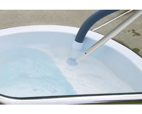 Poolreiniger mit Bürste im Schwimmbecken