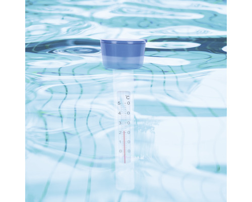 Poolthermometer schwimmt im Wasser