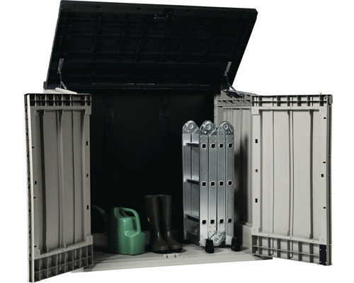 Geöffneter Geräteschuppen mit Leiter, Giesskanne und Gummistiefeln