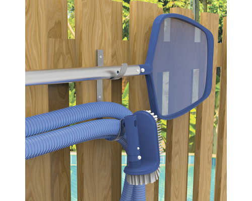 Poolreinigungszubehör an einer Holzwand, einschließlich Kescher, Bürste und Schlauch