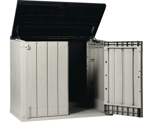 Geöffneter Gartenschrank aus Kunststoff zur Aufbewahrung von Gartengeräten und Werkzeugen