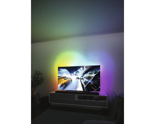 Wohnzimmer mit Fernseher und Ambiente-Beleuchtung