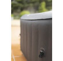 Jacuzzi gonflable à l''extérieur avec couvercle et panneau de commande