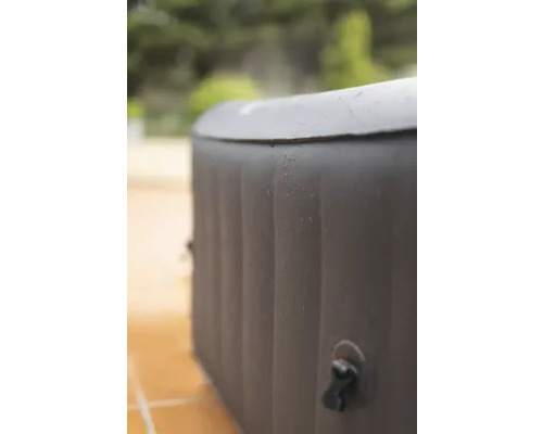 Jacuzzi gonflable à l''extérieur avec couvercle et panneau de commande