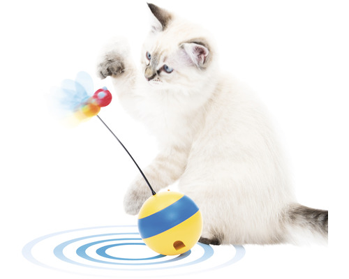 Chat jouant avec une balle-jouet à plumes