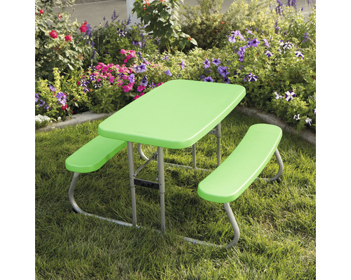 Grüner Picknicktisch für Kinder mit Bänken im Garten.