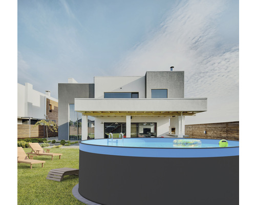 Aufstellpool im Garten mit Liegestühlen und Wohnhaus