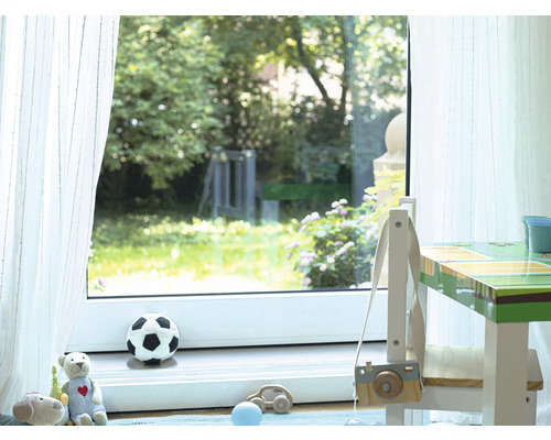 Kinderzimmer mit Fenster, Vorhang, Spielzeug und Kindertisch