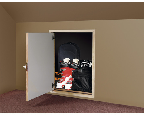 Einbauschrank mit Skiausrüstung wie Skischuhe, Skier und Taschen