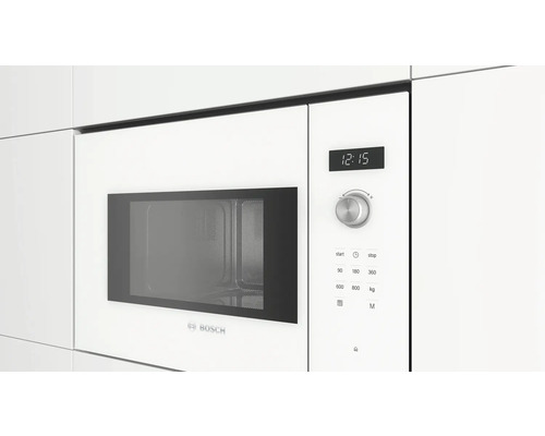 Micro-ondes Bosch intégré dans une cuisine blanche