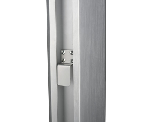 Vue détaillée d''un cadre de porte en acier inoxydable avec fixation