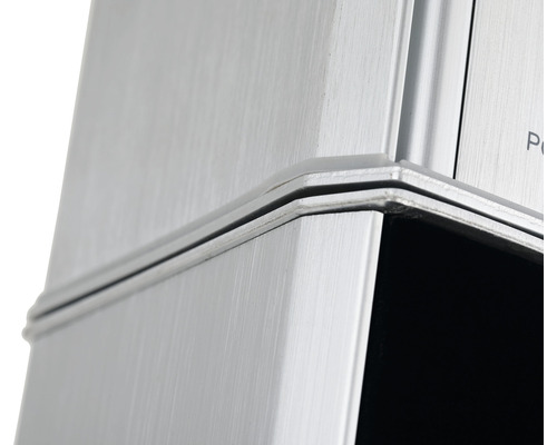 Gros plan d''un boîtier argenté avec effet métallique