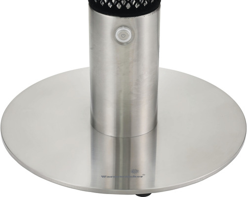 Detailaufnahme eines Heizstrahlers mit silbernem Standfuß und Bedienelement