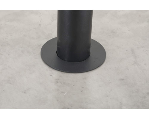 Vue détaillée d''un pied de poteau en métal