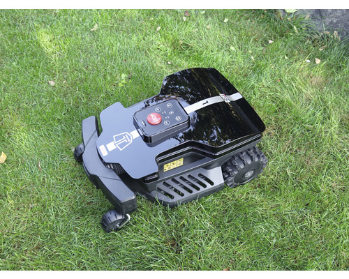 Rasenmähroboter auf Rasenfläche