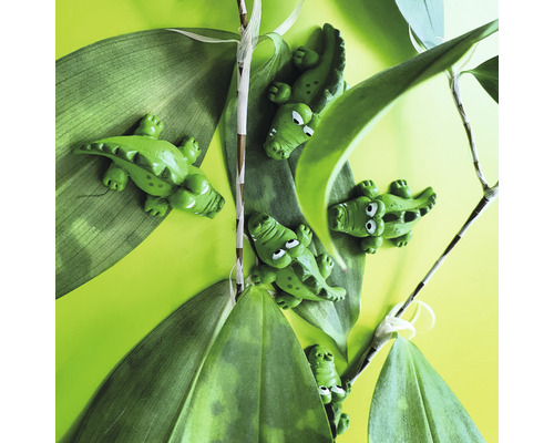 Dekorative Krokodilfiguren zwischen grünen Blättern