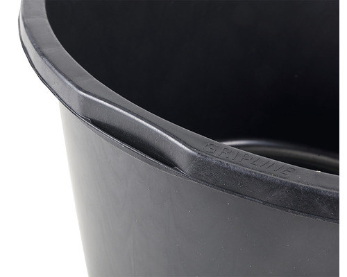 Detailaufnahme eines schwarzen Eimers mit Griff