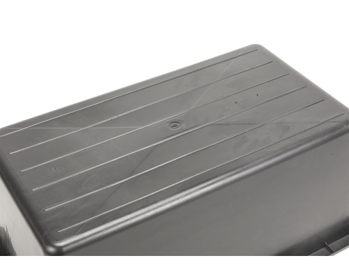 Detailansicht einer schwarzen Pflanzschale aus Kunststoff