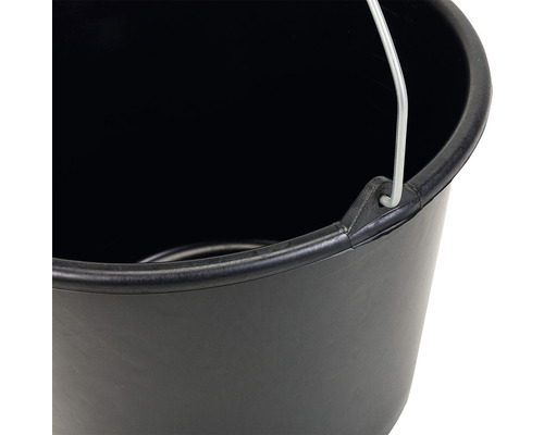 Detailansicht eines schwarzen Eimers mit Metallgriff