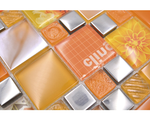 Gros plan de carreaux de mosaïque orange et argentés