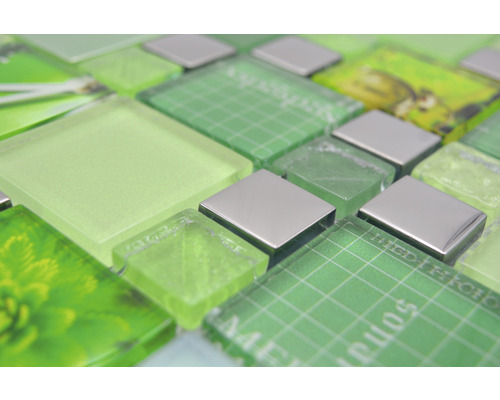 Detailaufnahme einer grünen Glasmosaikfliese mit Metalleinsätzen