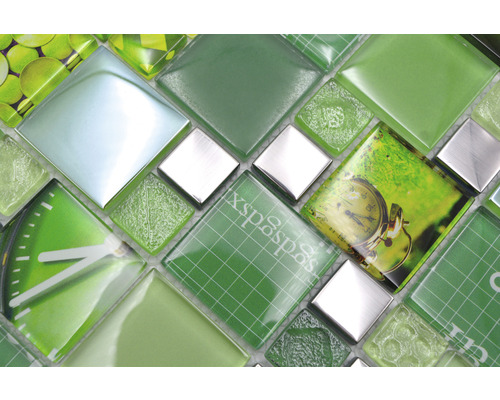 Nahaufnahme von grünen Mosaikfliesen mit verschiedenen Mustern