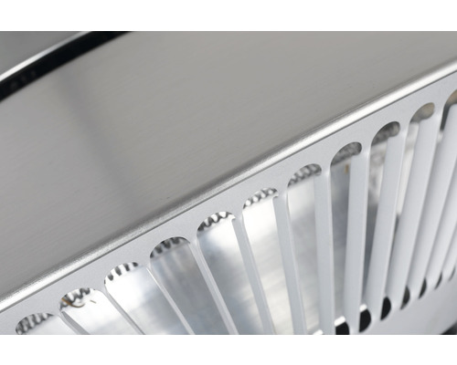 Vue détaillée d''une surface de boîtier argentée avec fentes d''aération