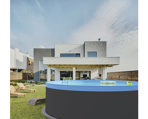 Scène avec piscine de jardin ronde, échelle, matelas pneumatique, ballon et chaises longues dans le jardin