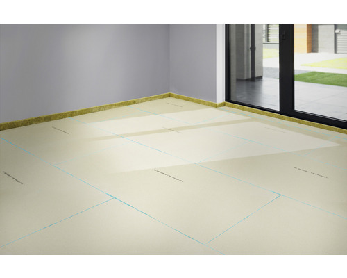 Innenraum mit Dämmplatten auf dem Boden und Kantendämmstreifen an der Wand