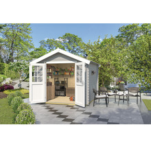 Gartenhaus mit geöffneten Türen, Regalen, Gartengeräten und Sitzgruppe im Freien
