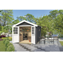 Gartenhaus mit geöffneten Türen, Regalen und Gartengeräten im Inneren, umgeben von Rasen und Gartenmöbeln