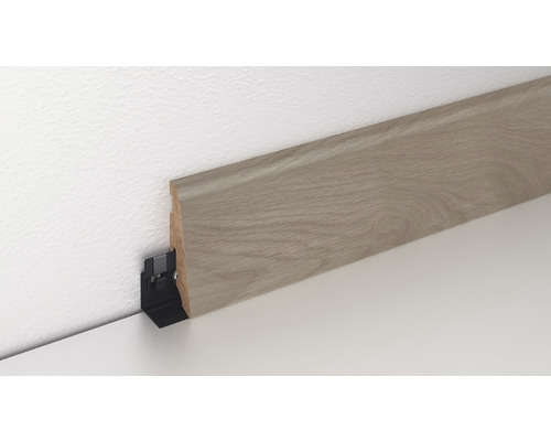 Plinthe en bois avec clip de fixation sur un mur