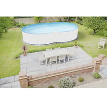 Gartenansicht mit Pool und Esstisch auf der Terrasse