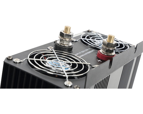 Detailansicht eines Wechselrichters mit Kühlventilatoren und Anschlussklemmen.