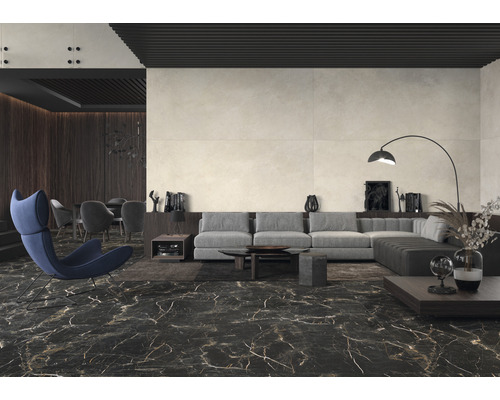 Wohnzimmer mit Bodenfliesen in Marmoroptik, Sofa und Sessel