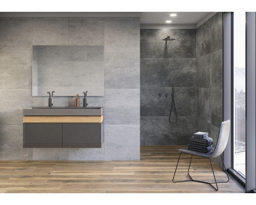 Salle de bain moderne avec double vasque, miroir, douche et chaise