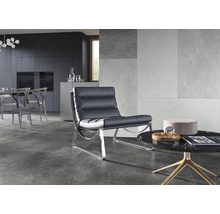 Salon moderne avec meubles noirs, carrelage et mur d''accent