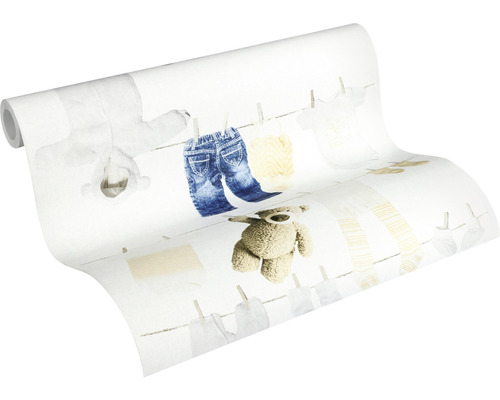 Tapetenrolle mit Motiv von Kinderkleidung und einem Teddybär auf einer Wäscheleine