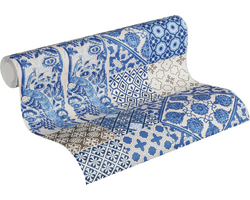 Tapetenrolle mit blauem Patchworkmuster