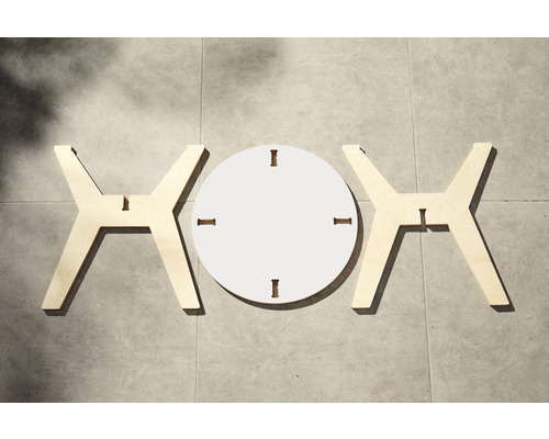 Demontierter runder Tisch mit Tischplatte und zwei Tischbeinen aus Holz