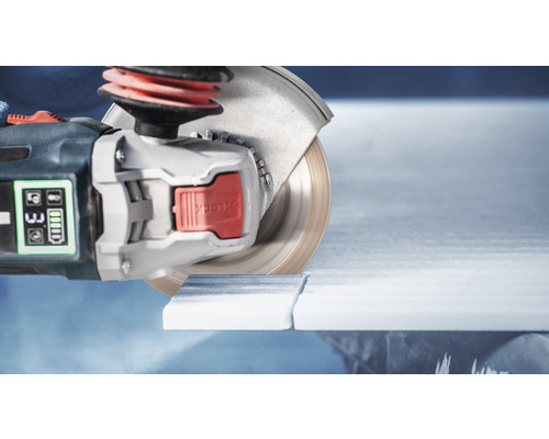 Winkelschleifer beim Schneiden eines Werkstücks