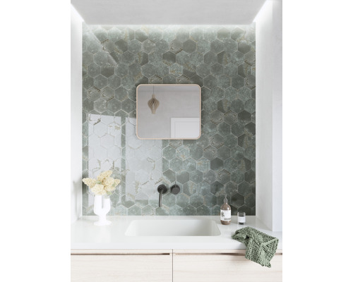 Modernes Badezimmer mit sechseckigen Fliesen, Spiegel und Waschtisch