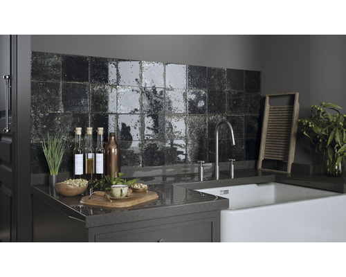 Küchenszene mit Spültisch, Armatur und Wandfliesen in Steinoptik